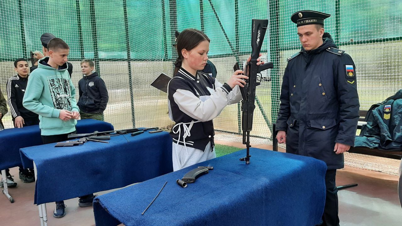 Военно-спортивный смотр кадетских классов.